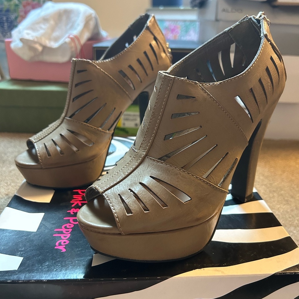 EUC taupe open toe Pink and Pepper heels, size 6